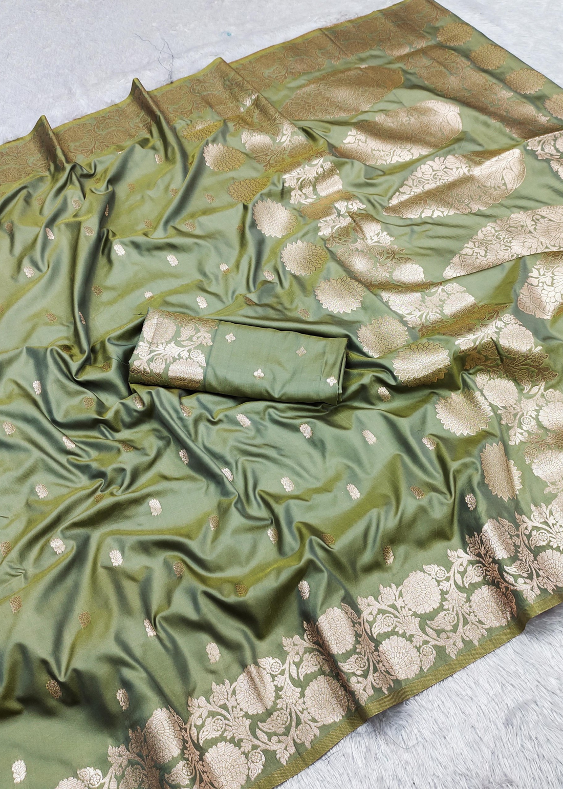 Soft Pure Banarasi Silk Saree With Zari Weaving & Rich Pallu