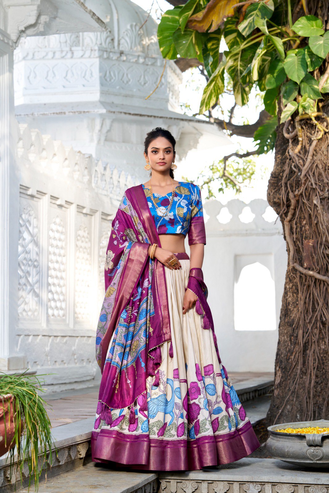 Presenting a perfectly blendedTussar silk lehenga for festive season to charm your look!✨
