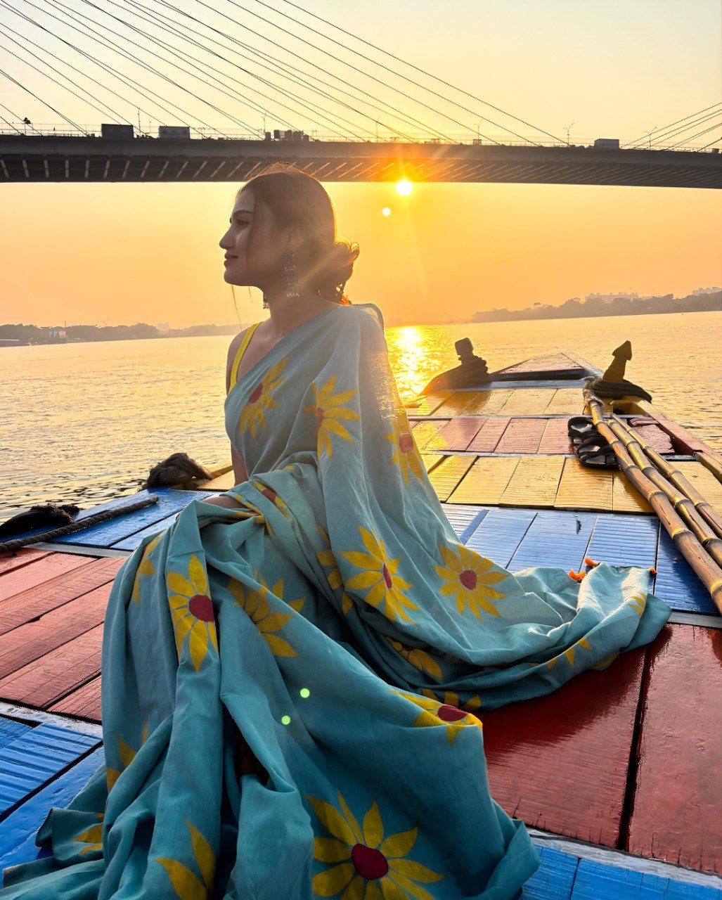 Banzaran Linen Cotton Digital Sunflower Print Saree – Soft Blouse Included