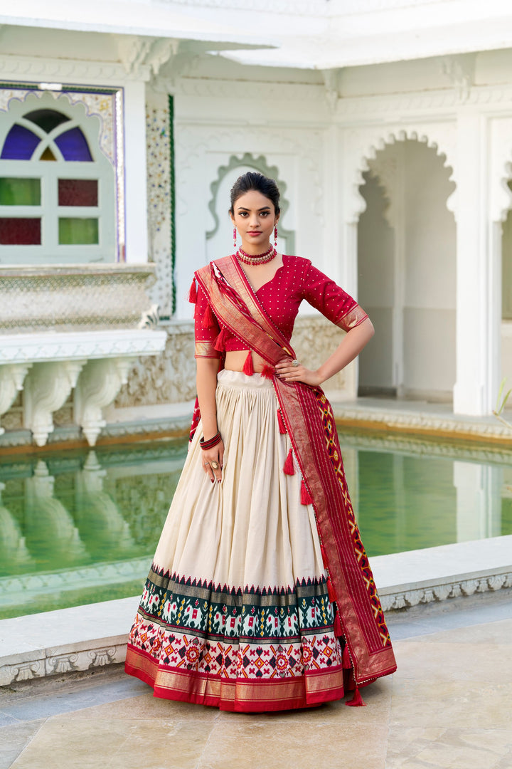 Presenting a perfectly blendedTussar silk lehenga for festive season to charm your look!✨